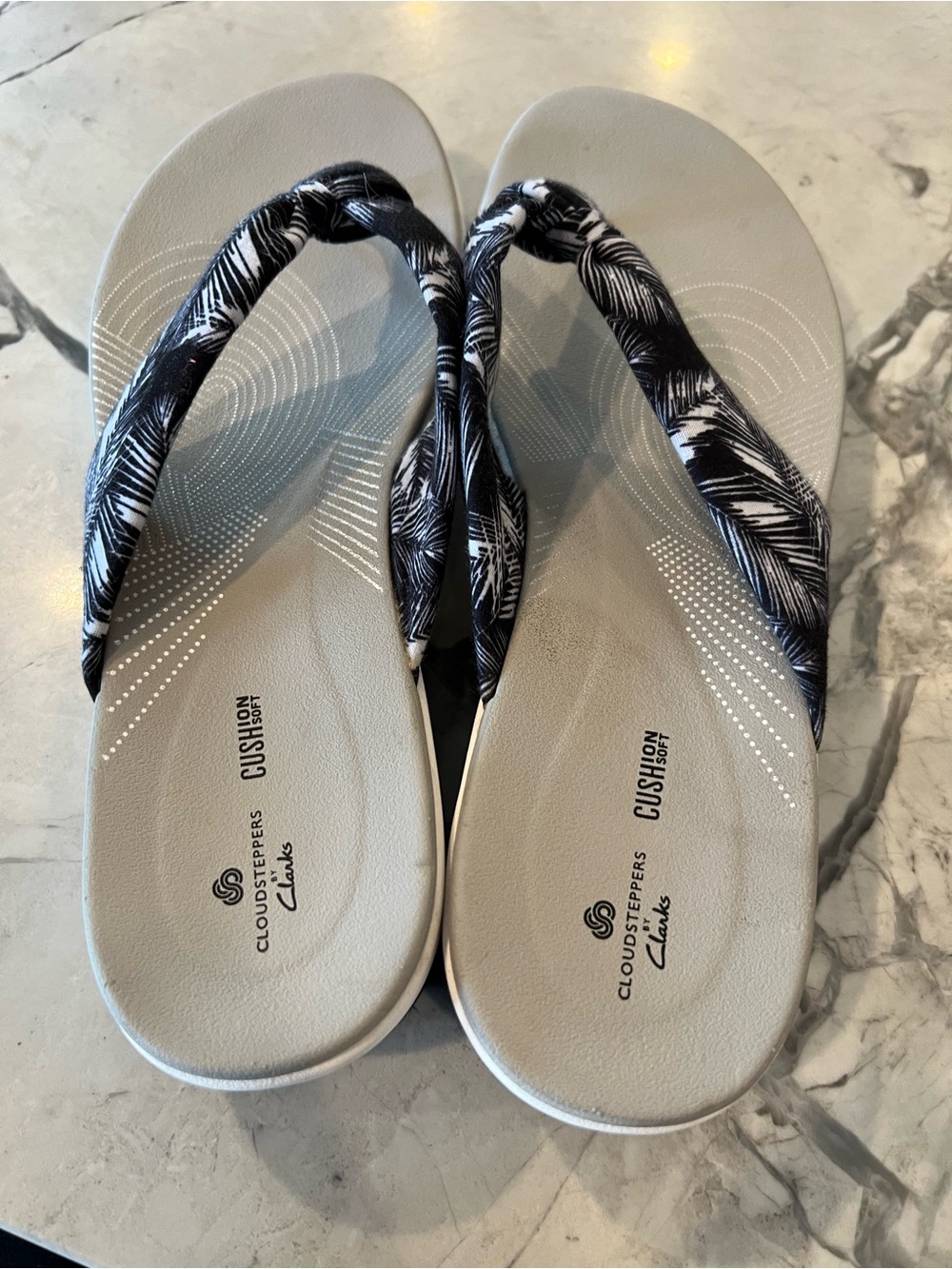 Clarks Cloudsteppers Cushion Soft Tropical Print flip flop Women’s Sandals 12 - Picture 2 of 5